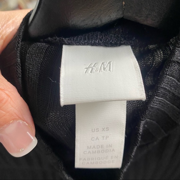H&M ribbed black mock neck top - Picture 4 of 5